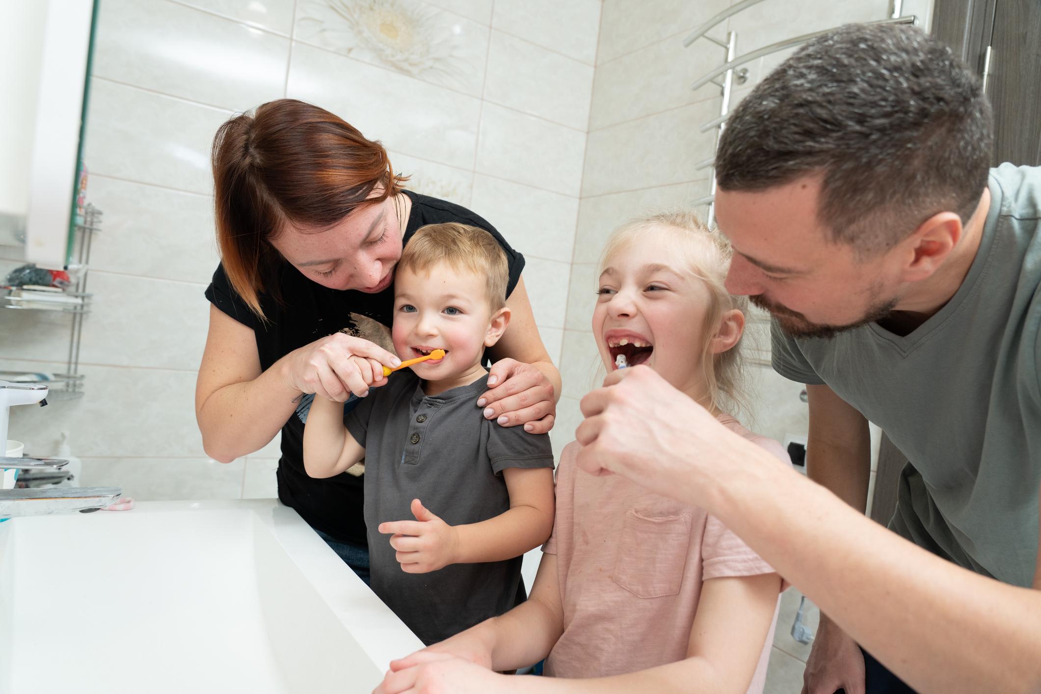 【年代別】お口の悩みナンバーワンはこれ！年齢ごとの特徴と対策を歯科医が解説